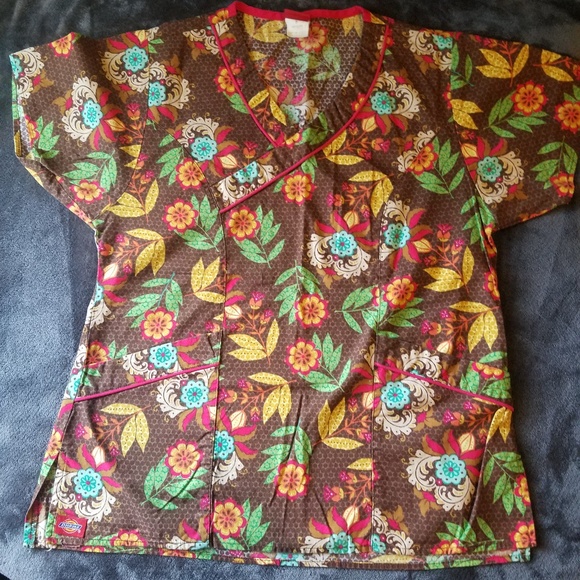 Small size printed, mixed famous-brand scrub tops - Picture 4 of 7